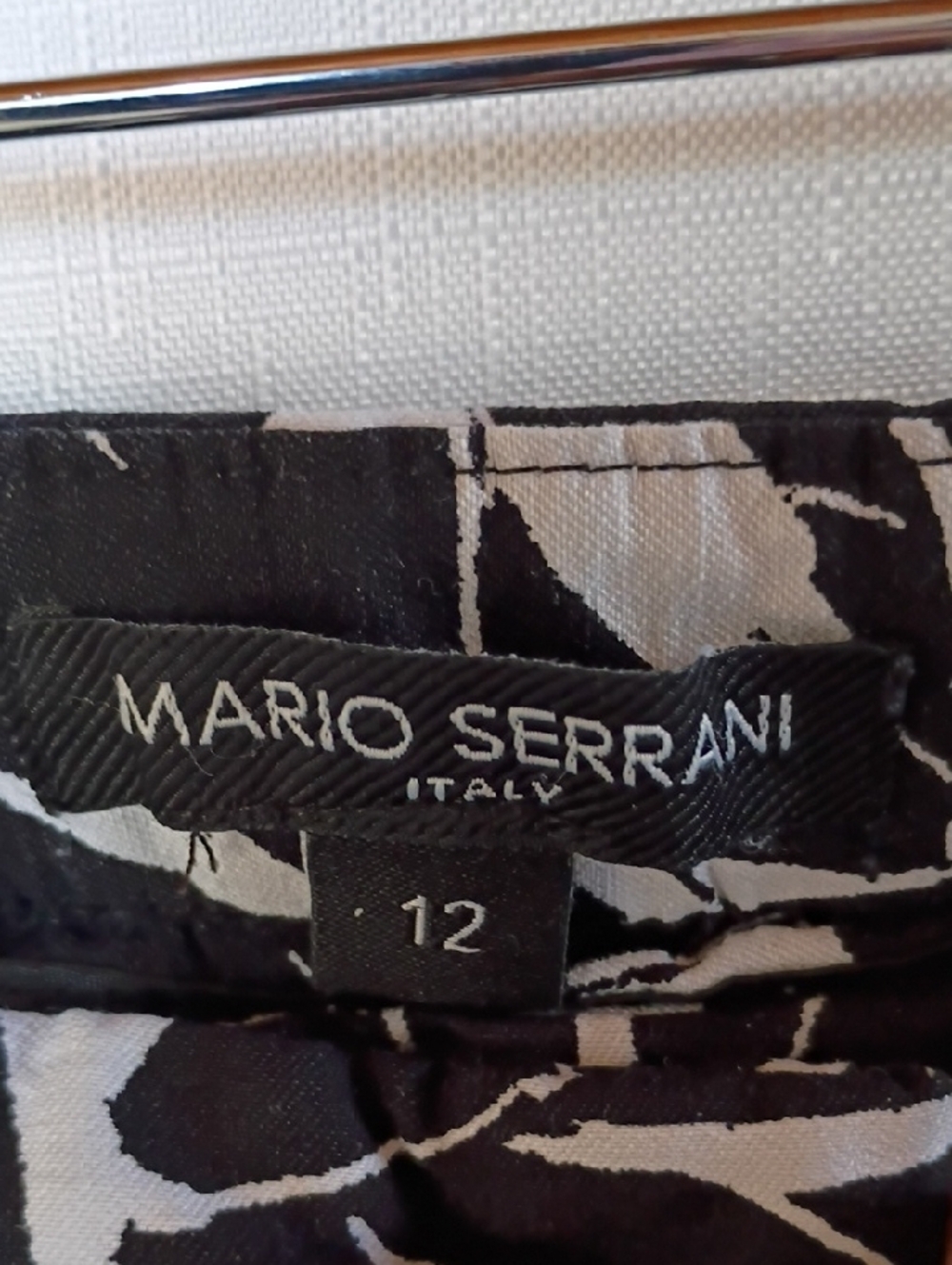Mario Serrani Women's Black and White Leaf-Print Shorts Size 12 - Picture 10 of 11